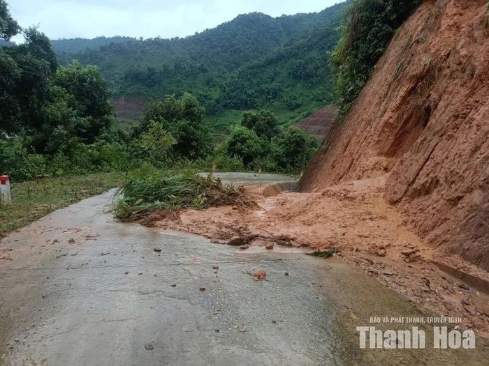 Một điểm sạt lở trên tuyến đường đi bản Ón, xã Tam Chung.