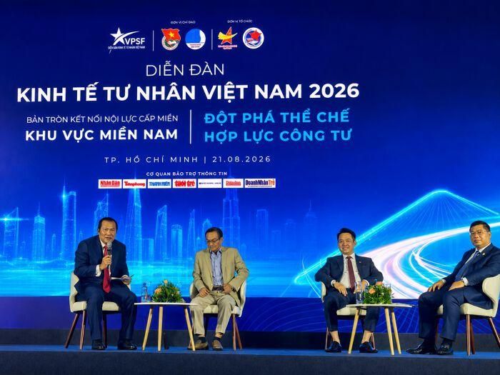  Các đại biểu trao đổi ý kiến tại diễn đàn. 