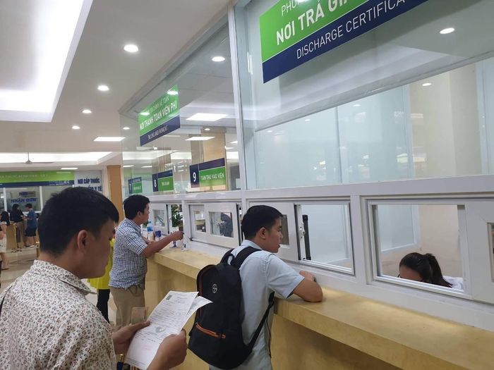 Người lao động làm thủ tục thanh toán chi phí khám chữa bệnh bảo hiểm y tế. Ảnh: Thu Hằng.