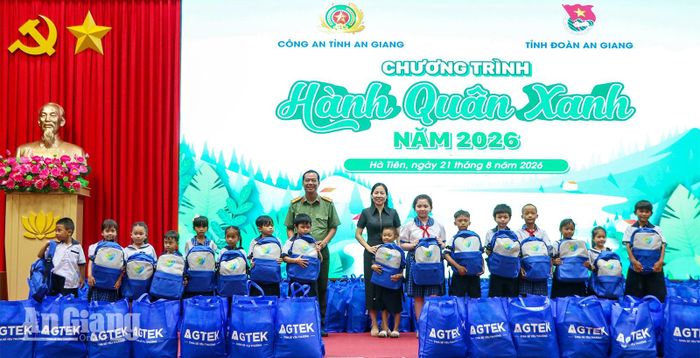 Trao quà cho học sinh và người dân có hoàn cảnh khó khăn.