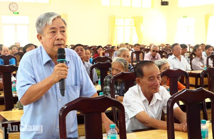 Cử tri xã An Phú phát biểu ý kiến.