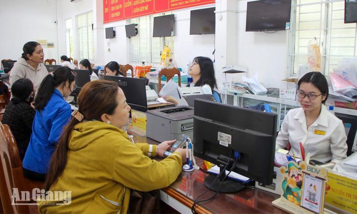 Công chức giải quyết thủ tục hành chính cho công dân tại Trung tâm Phục vụ hành chính công phường Long Xuyên.
