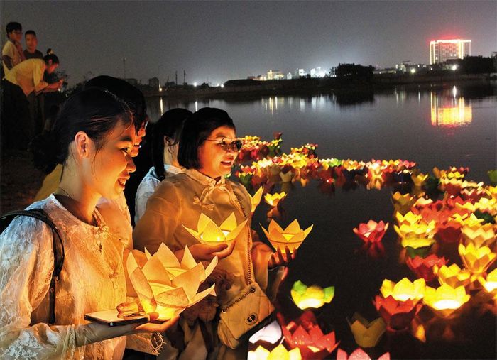  Nghi thức thả đèn hoa đăng mùa Vu Lan. 