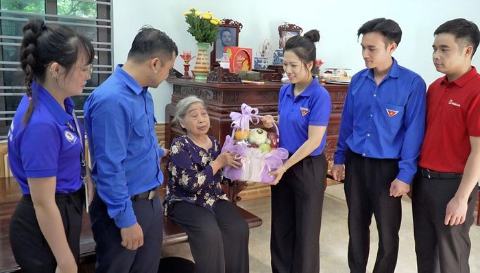  Đoàn viên, thanh niên phường Từ Sơn tặng quà gia đình chính sách. 