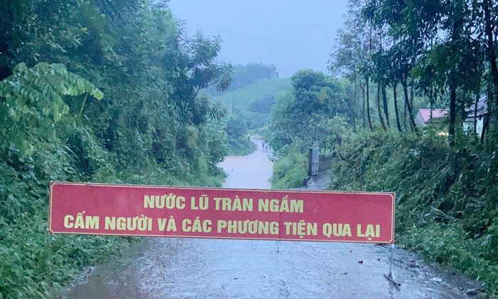 Xã Tây Yên Tử cắm biển cảnh báo cấm người dân và phương tiện không qua khu vực ngầm ngập sâu.
