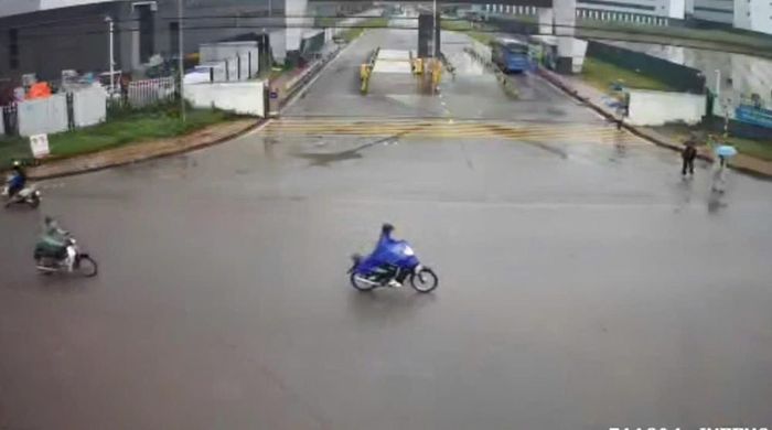  Đường tại Khu công nghiệp Quang Châu nước đã rút, không còn tình trạng ngập cục bộ. 