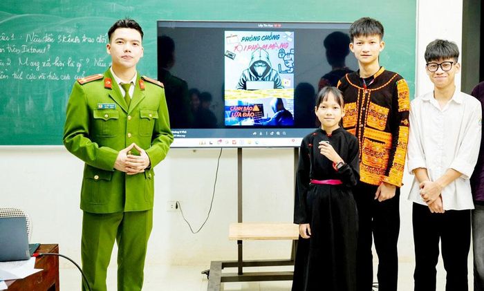  Trung úy La Đức Mạnh hướng dẫn nâng cao nhận thức, kỹ năng sử dụng mạng xã hội cho học sinh xã Sơn Động. 