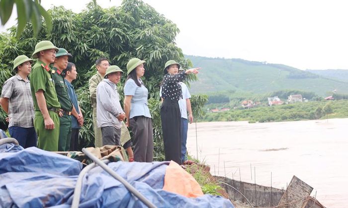 Lãnh đạo xã Yên Định kiểm tra các điểm ngầm tràn, khu vực có nguy cơ sạt lở.