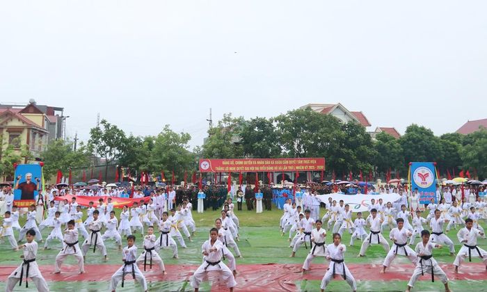  Màn đồng diễn của các câu lạc bộ võ thuật trên địa bàn xã Xuân Cẩm. 