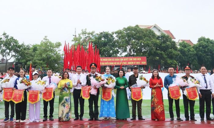  Đại biểu tặng hoa và Cờ lưu niệm cho các đơn vị tham gia Đại hội. 