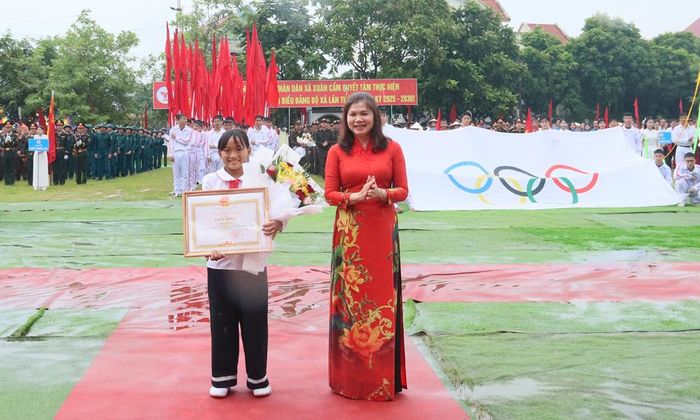  Đồng chí Lâm Thị Hương Thành trao Giấy khen cho em Đặng Thị Huệ. 