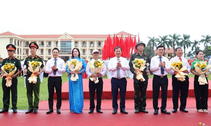  Đồng chí Phan Thế Tuấn và các đại biểu trao hoa và cúp lưu niệm cho những đơn vị tham gia Đại hội.  