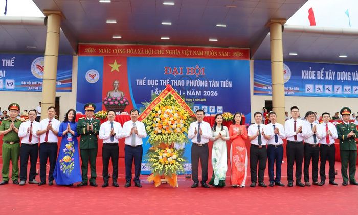  Đồng chí Phan Thế Tuấn (thứ 7 từ trái sang) tặng hoa chúc mừng Đại hội. 