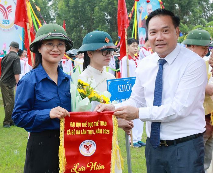 Đồng chí Trần Đăng Sâm, Tỉnh ủy viên, Trưởng Ban Pháp chế HĐND tỉnh trao cờ lưu niệm cho các đơn vị tham gia Đại hội.