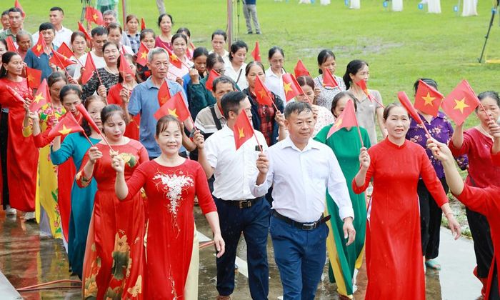Nhân dân các thôn trên địa bàn xã Bố Hạ tham gia diễu hành tại Đại hội.