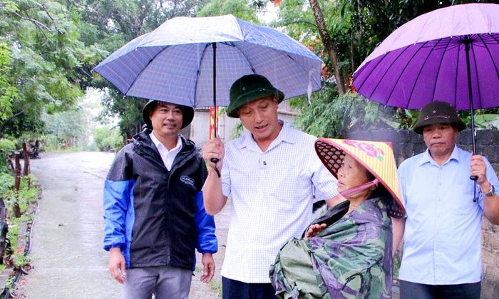  Đồng chí Nguyễn Hồng Quang động viên người dân có nhà bị ảnh hưởng do mưa lũ. 