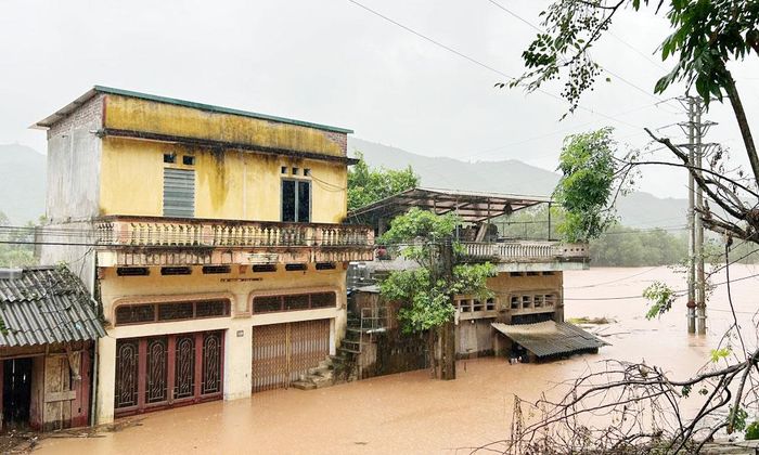  Một số nhà dân ở thôn An Châu bị ngập. 