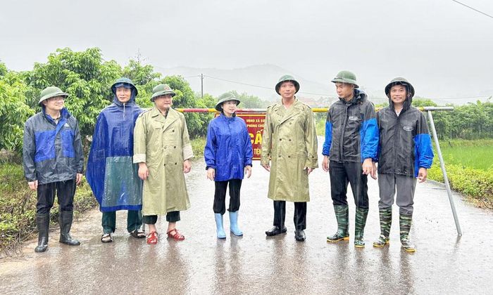  Lãnh đạo Sở Nông nghiệp và Môi trường động viên lực lượng chức năng xã Sơn Động làm nhiệm vụ. 