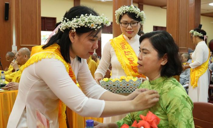  Đồng chí Trần Thị Hằng tham gia nghi thức "Bông hồng cài áo" trong lễ Vu Lan. 