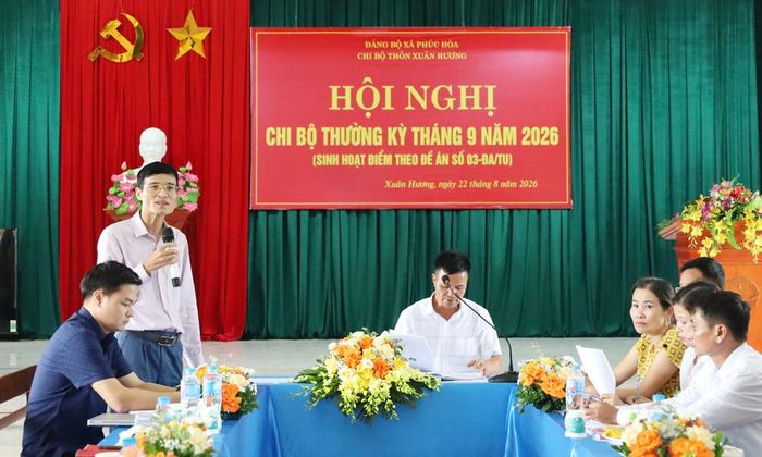 Đồng chí Bùi Thế Chung, Tỉnh ủy viên, Phó Bí thư Đảng ủy Các Cơ quan Đảng tỉnh dự và phát biểu chỉ đạo.