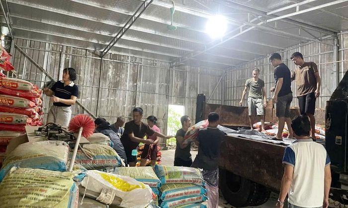 Người dân thôn Linh Phú giúp nhau vận chuyển tài sản đến nơi an toàn.