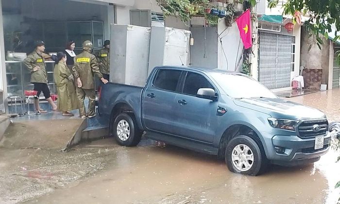 Một người dân ở thôn An Châu, xã Sơn Động sử dụng phương tiện cá nhân hỗ trợ bà con chạy lũ.