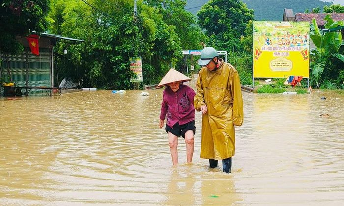 Lực lượng chức năng xã Sơn Động giúp người dân di chuyển ra khỏi khu vực nguy hiểm.
