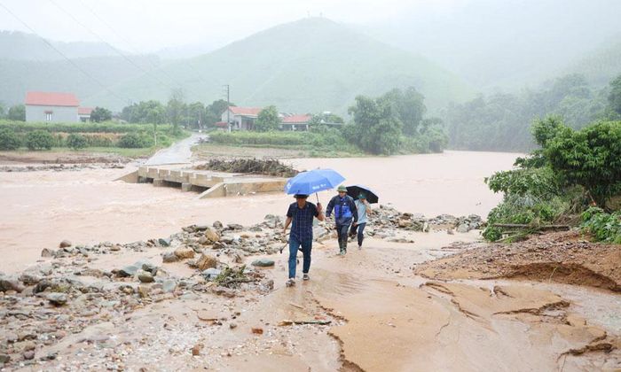 Mưa lớn và lũ chảy xiết gây ngập ngầm Non Tá, xã Đại Sơn.
