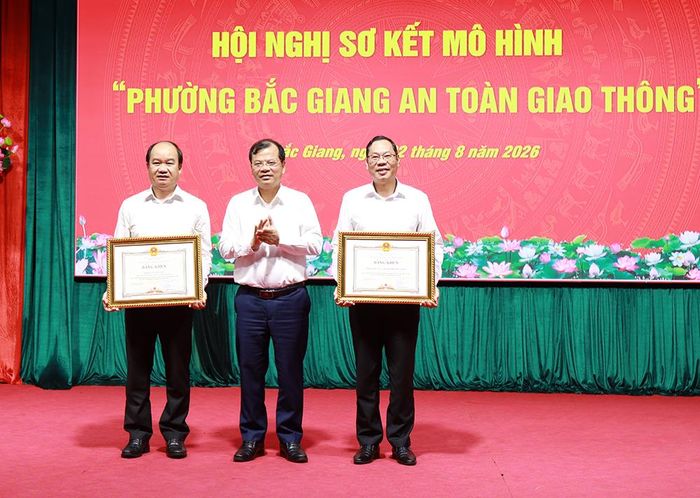  Đồng chí Phan Thế Tuấn trao Bằng khen của Chủ tịch UBND tỉnh cho tập thể Nhân dân và cán bộ phường Bắc Giang cùng đồng chí Vi Văn Toàn, Phó Bí thư Thường trực Đảng ủy phường, do có thành tích trong triển khai mô hình "Phường Bắc Giang an toàn giao thông".  