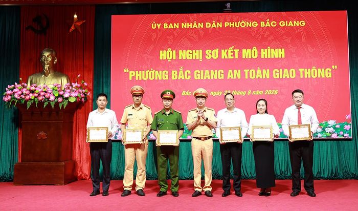  Đại tá Phạm Việt Công trao Giấy khen của Cục trưởng Cục Cảnh sát giao thông cho các tập thể có thành tích trong triển khai xây dựng mô hình phường an toàn giao thông.  