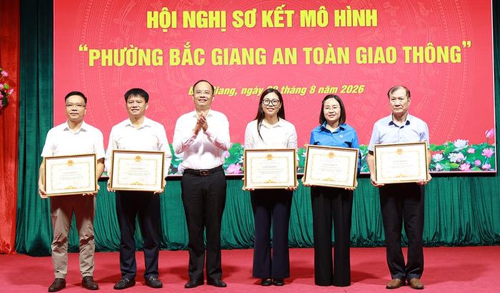  Đồng chí Đặng Đình Hoan, Bí thư Đảng ủy, Chủ tịch HĐND phường Bắc Giang trao Giấy khen của Chủ tịch UBND phường cho các tập thể, cá nhân có thành tích xuất sắc trong triển khai mô hình "Phường Bắc Giang an toàn giao thông".  