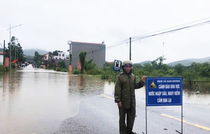  Cắm biển cảnh báo khu vực ngập nước sâu nguy hiểm, cấm người qua lại trên đường tỉnh 289 qua địa bàn xã Nam Dương. 
