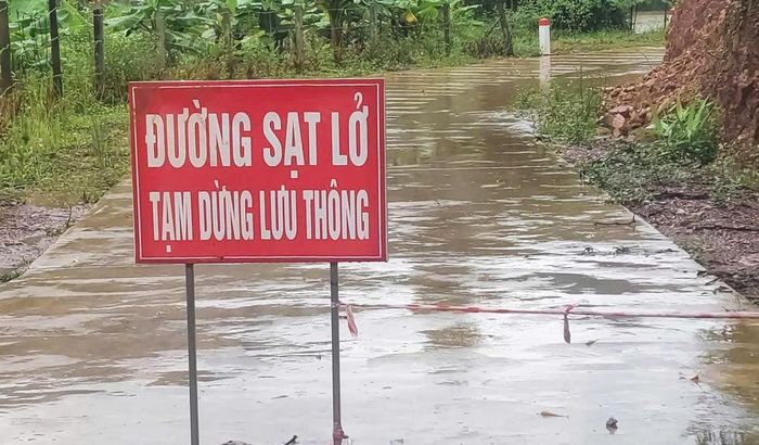  Xã Trường Sơn cắm biển cảnh báo tạm dừng lưu thông tại khu vực đường bị sạt lở đất. 