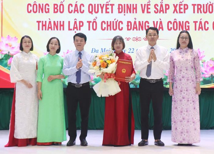  Lãnh đạo phường Đa Mai trao quyết định công bố thành lập các trường và chi bộ trường học sau sắp xếp, tổ chức lại. 