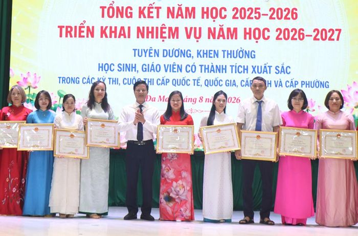  Các giáo viên có thành tích xuất sắc bồi dưỡng học sinh giỏi được UBND phường Đa Mai khen thưởng. 