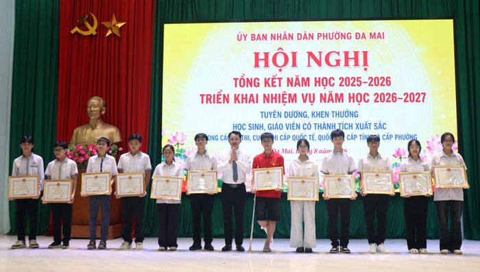  Chủ tịch UBND phường Đa Mai trao Giấy khen cho các em học sinh đạt thành tích xuất sắc.  