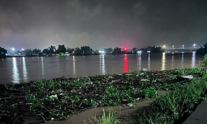Nước trên sông Lục Nam đang dâng; ảnh chụp lúc 20h30 ngày 22/8