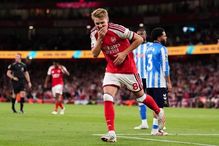 Martin Odegaard - 8.0 điểm. Nhạc trưởng của đội bóng một lần nữa tỏa sáng rực rỡ. Odegaard là linh hồn trong mọi đợt tấn công của Arsenal với những đường chuyền xé toang hàng thủ đối phương. Odegaard là tác giả bàn thắng ấn định tỷ số 3-0 cho Arsenal. Ảnh: Sky Sports.