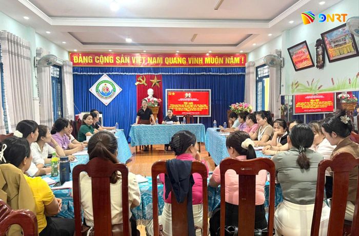Đoàn Giám sát của Ban Thường vụ Đảng uỷ xã Quế Sơn Trung thực hiện giám sát tại Chi bộ Trường Mẫu giáo Quế Mỹ. Ảnh: DUY THÁI