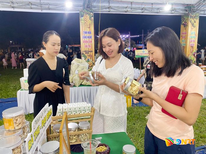 Nhiều đặc sản địa phương Đại Bình được bày bán tại lễ hội. Ảnh: KHÁNH LINH