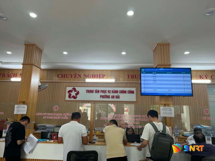 Trung tâm Phục vụ Hành chính công phường An Hải chú trọng nâng cao chất lượng phục vụ người dân. Ảnh: LÊ TRUNG