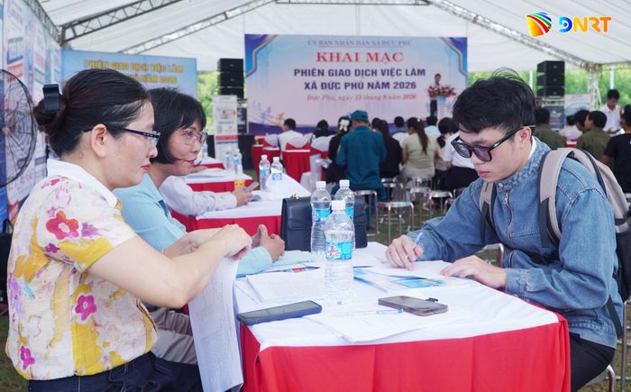 Nhiều thanh niên quan tâm tìm hiểu tại phiên giao dịch việc làm năm 2026 tại xã Đức Phú. Ảnh: PHAN VINH