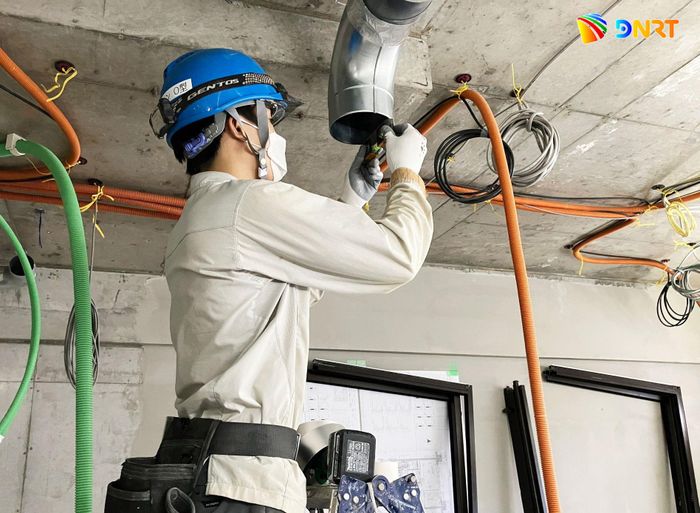 Đi làm việc có thời hạn ở nước ngoài theo hợp đồng đang là xu hướng lựa chọn của nhiều bạn trẻ. Trong ảnh: Một lao động Việt Nam làm việc tại Nhật Bản Ảnh: Tập đoàn TAKARA