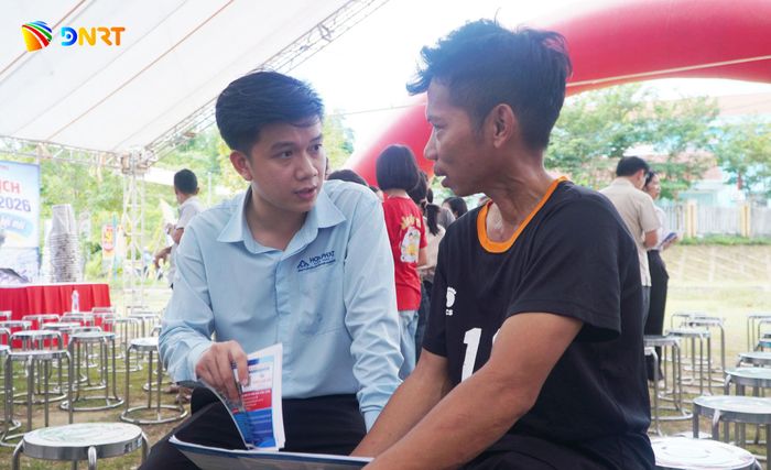 Đại diện Công ty CP Thép Hòa Phát Dung Quất (bên trái) tư vấn cho anh Huỳnh Tấn Quốc (phường Hội An Tây) về vị trí việc làm doanh nghiệp cần tuyển dụng. Ảnh: PHAN VINH