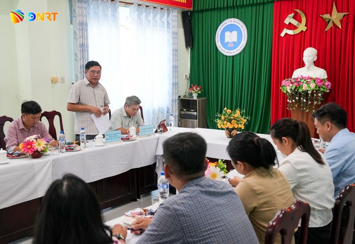 Tổ trưởng Tổ công tác số 2 thành phố làm việc với các đơn vị giáo dục về giải ngân Chương trình mục tiêu quốc gia. Ảnh: HỒ QUÂN