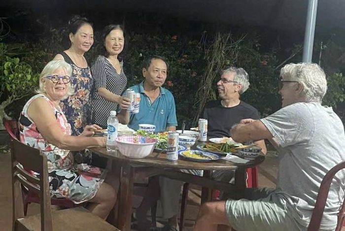 Du khách nước ngoài trải nghiệm tại homestay "Chị Hỷ". Ảnh: HOÀNG LIÊN