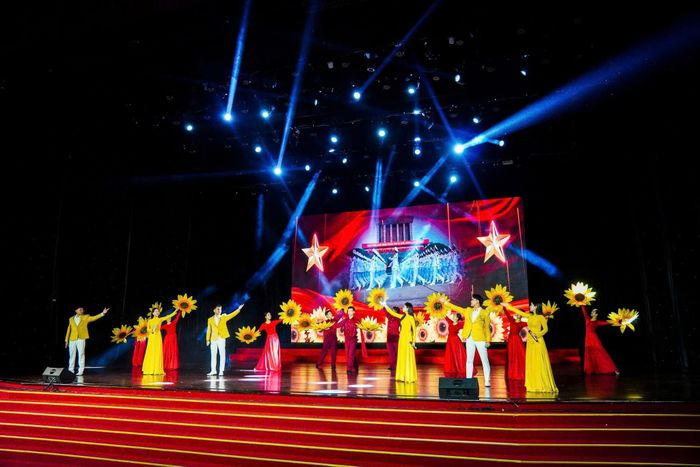 Những ca khúc về quê hương, đất nước được dàn dựng với hình thức hiện đại tại Nhà hát Trưng Vương Đà Nẵng. Ảnh: DUY CA