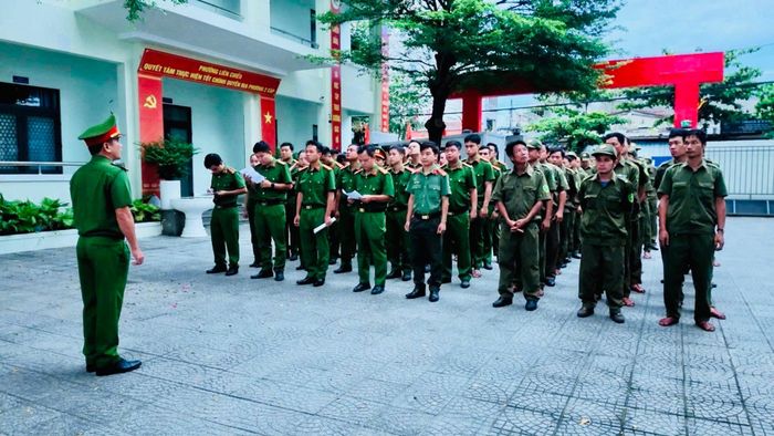 Công an phường Liên Chiểu ra quân, tăng cường kiểm tra, rà soát địa bàn, quyết tâm xây dựng phường không ma túy. Ảnh: ĐVCC