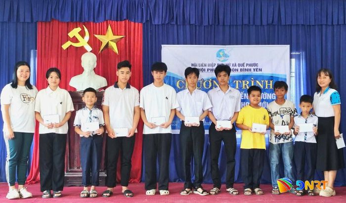 Chị Nguyễn Lệ Sương (ngoài cùng bên trái) và lãnh đạo Hội Liên hiệp Phụ nữ xã Quế Phước trao quà cho học sinh thôn Bình Yên. Ảnh: MINH THÔNG