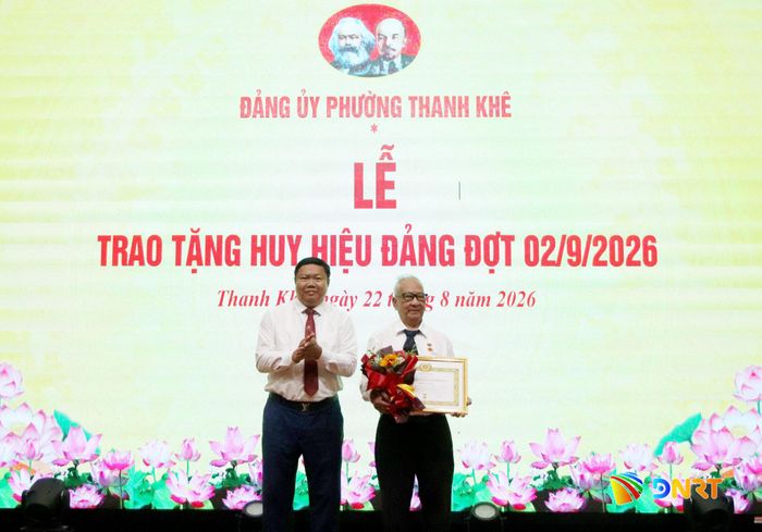 Phó Trưởng ban Thường trực Ban Nội chính Thành ủy Trần Công Thành trao Huy hiệu 65 năm tuổi Đảng cho đảng viên đủ tiêu chuẩn. Ảnh: TRỌNG HUY